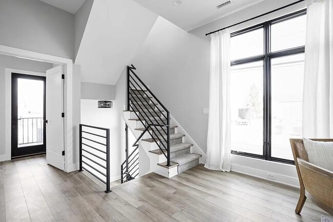 Photo - 705 E 16th St