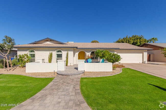 Building Photo - 2032 E Pegasus Dr Rental