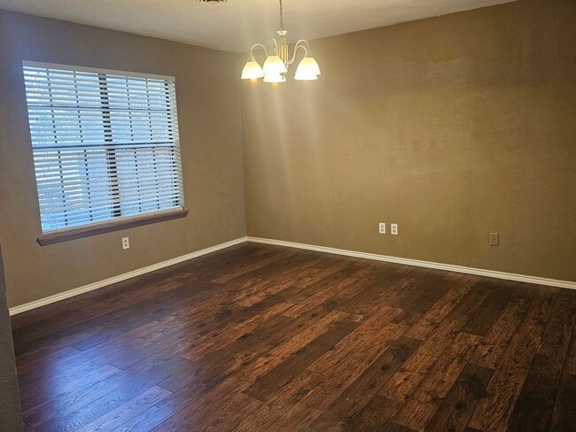 Photo - 306 Elfen Glen St