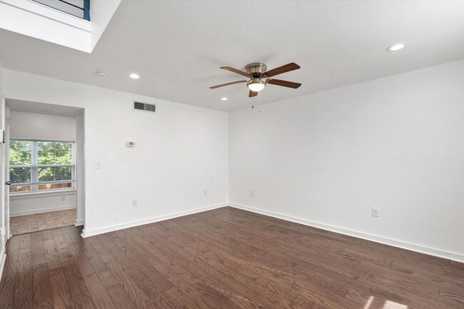 Photo - 6211 Manor Rd