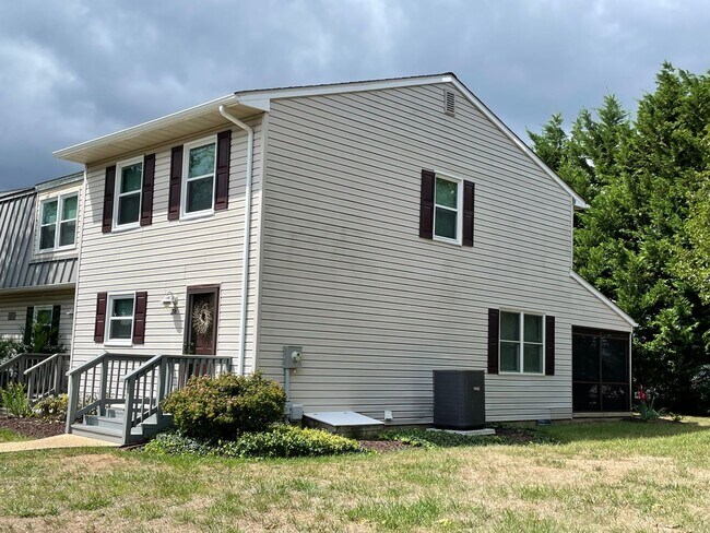 Building Photo - Furnished year round rental! Located a 1.5 miles to the beach!