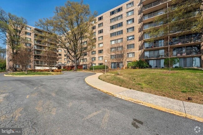 Building Photo - 4410 Oglethorpe St Unit 105 Rental