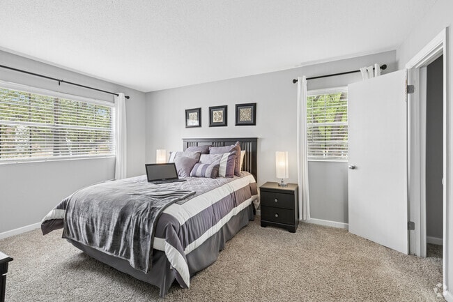 Duke, 2 habitaciones, 1.5 baños - 950 pies cuadrados - Dormitorio principal - Chapel Tower - Students save up to 10%!