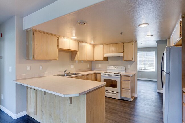2 Bed 1 Bath Condo with an Office! - 2 Bed 1 Bath Condo with an Office!