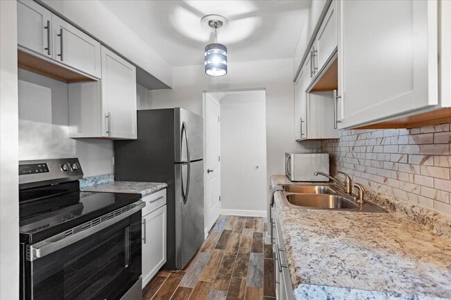 Photo - 1S239 Stratford Ln