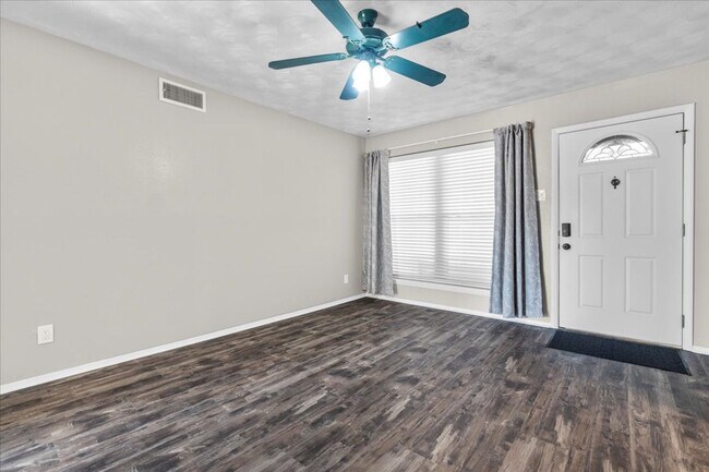 Photo - Ready for Immediate Move-In! 3 Bed 2 Bath Renovated 1225 SQFT House in Richardson Heights.