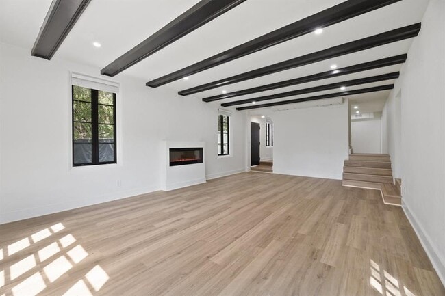 Building Photo - 1006 1/2 W 22nd St Rental