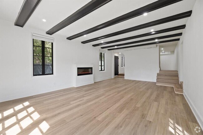 Building Photo - 1006 1/2 W 22nd St Rental