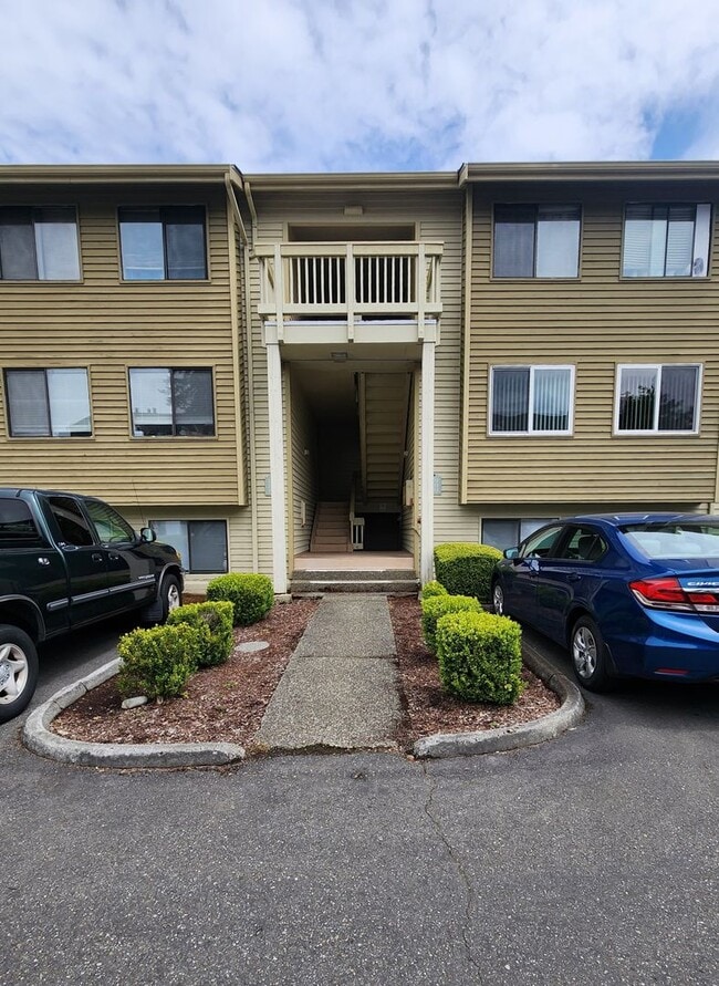 Building Photo - Available Now! Updated 2 bed condo in Central location, utilities included!