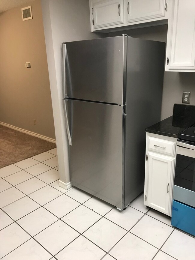 Building Photo - Gorgeous Carrollton Townhome