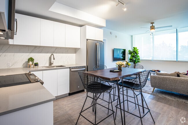 2BR, 2BA - 972SF