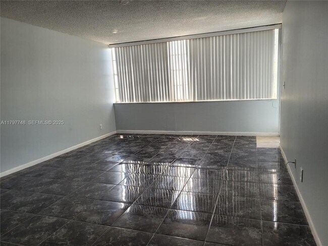 Photo - 2025 NE 164th St Unidad 819