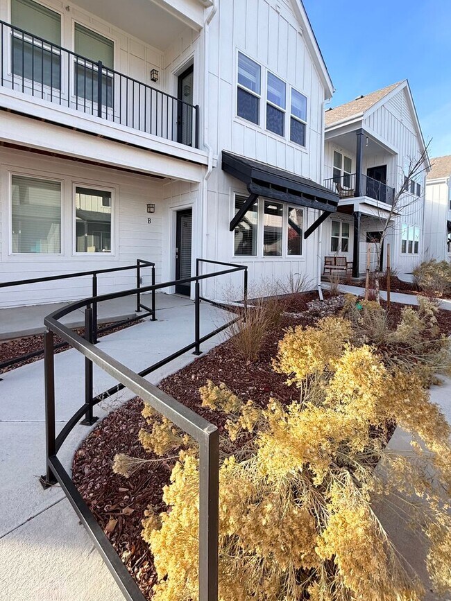 Building Photo - Modern 2-Bedroom Condo in Fort Collins - Bright, Spacious & Move-In Ready Unit B