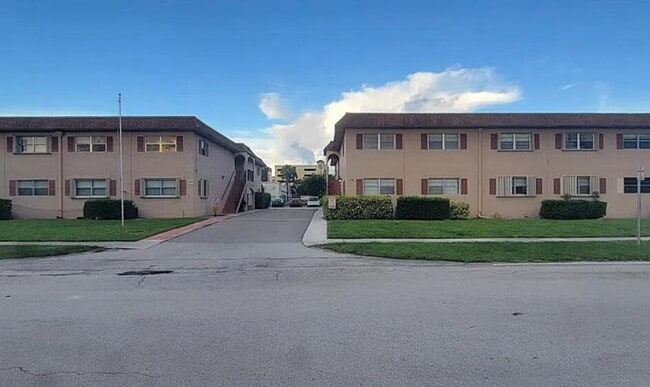 Building Photo - 650 SW 2nd Ave Unit 252