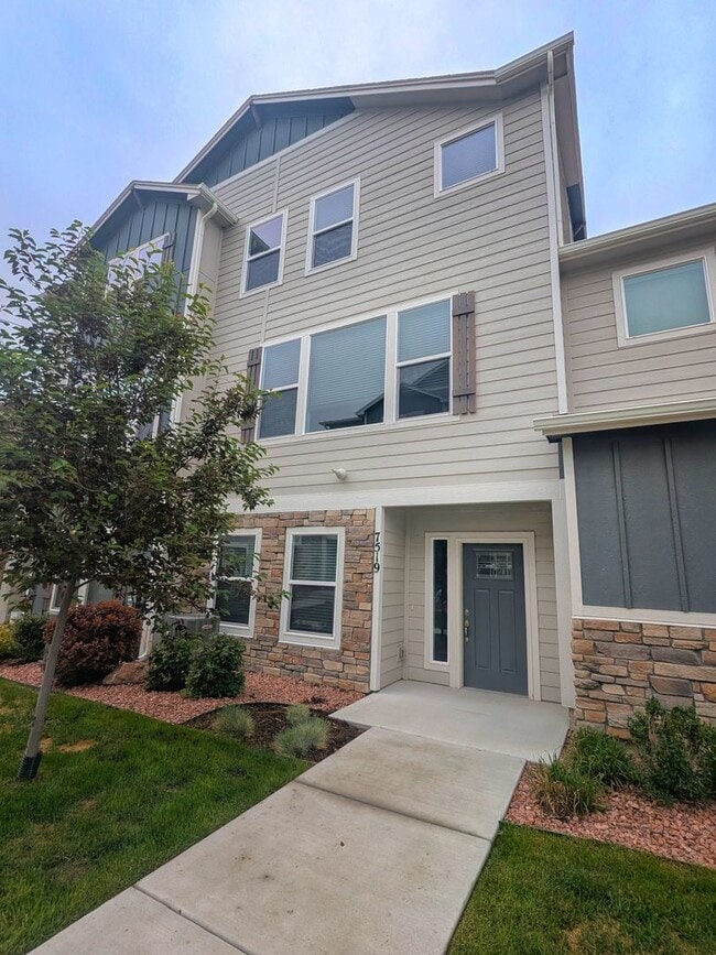 Building Photo - Three Bedroom Townhome