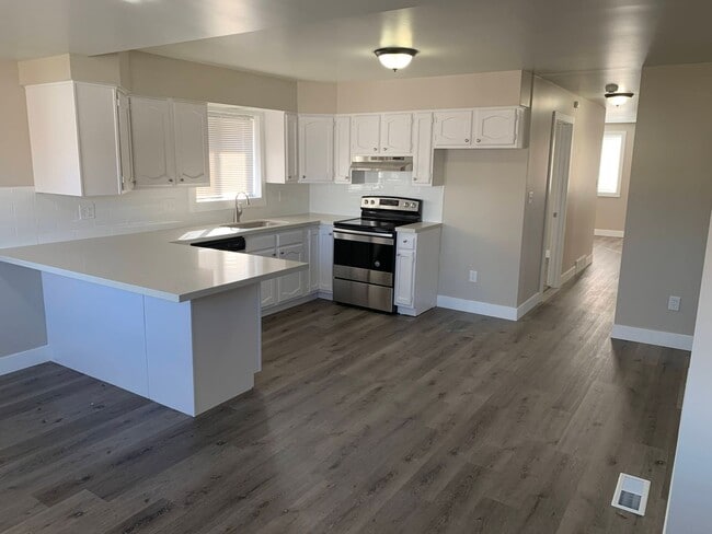 Building Photo - Updated 4 Bed Home with Large Yard