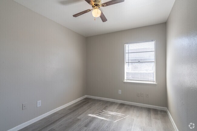 3BR, 1BA - 924SF - Southlawn Palms