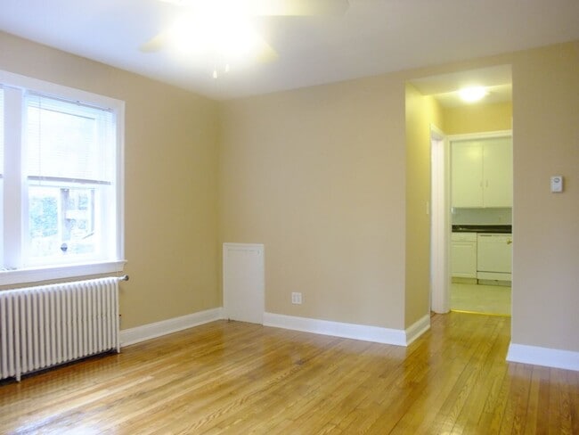 Building Photo - 8405 Greenwood Ave Unit 3