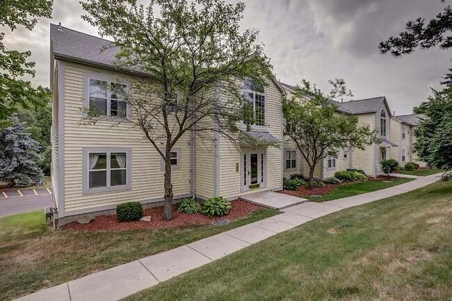 Building Photo - 2221 S Huron Pkwy Unit 4