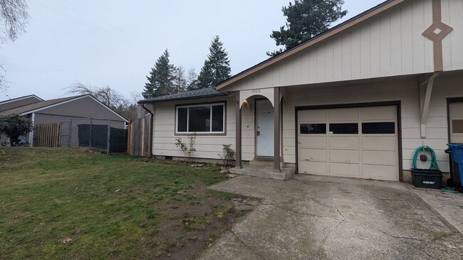 Building Photo - 14616 NE Coast Pine Ct Unit A