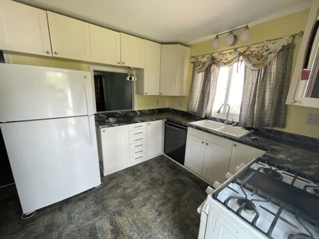 Photo - ADORABLE 3 BED 1.5 BATH BUNGALOW -----DEERING ST.