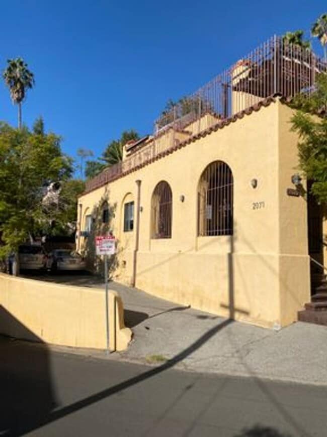 Building Photo - 2071 Vista Del Mar Ave Unit 6