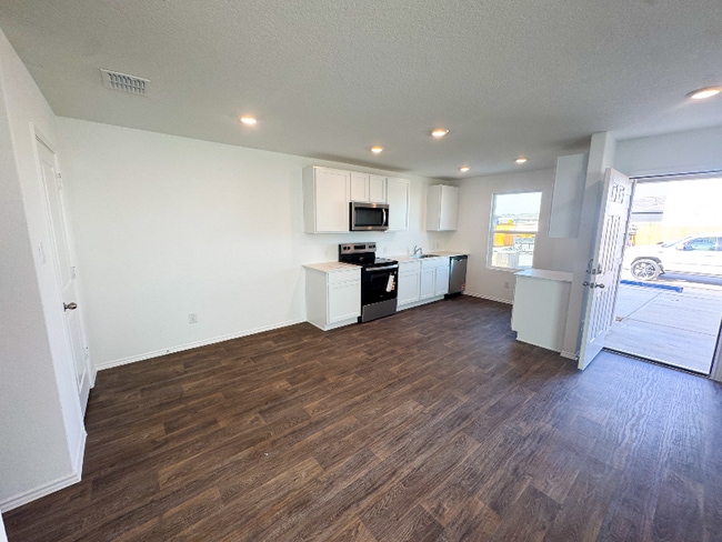 Photo - 2058 Zephyr Lily