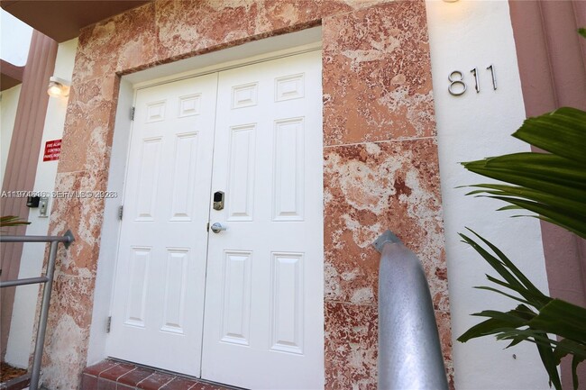 Building Photo - 811 Jefferson Ave Unit 104