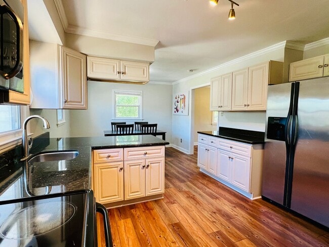 Building Photo - Charming Rancher in the Heart of Colonial ...