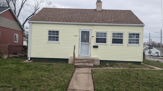 Building Photo - 1409 E Dubail Ave