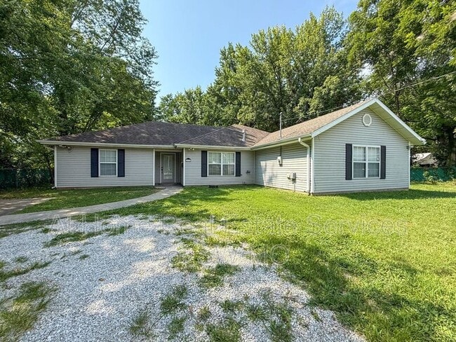 Building Photo - 2624 E Cherry St