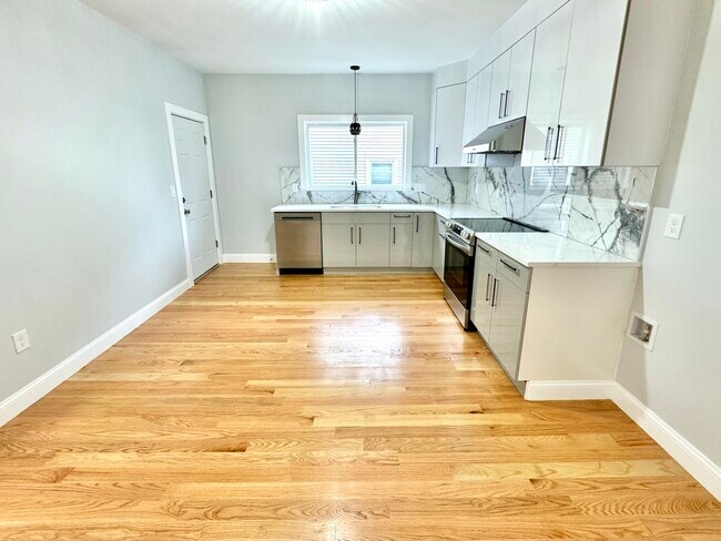 Building Photo - 190 Hillside St Unit 2 Rental