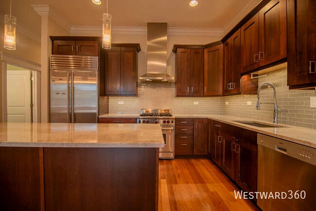 Building Photo - 639 W Briar Pl Unit 2W Rental