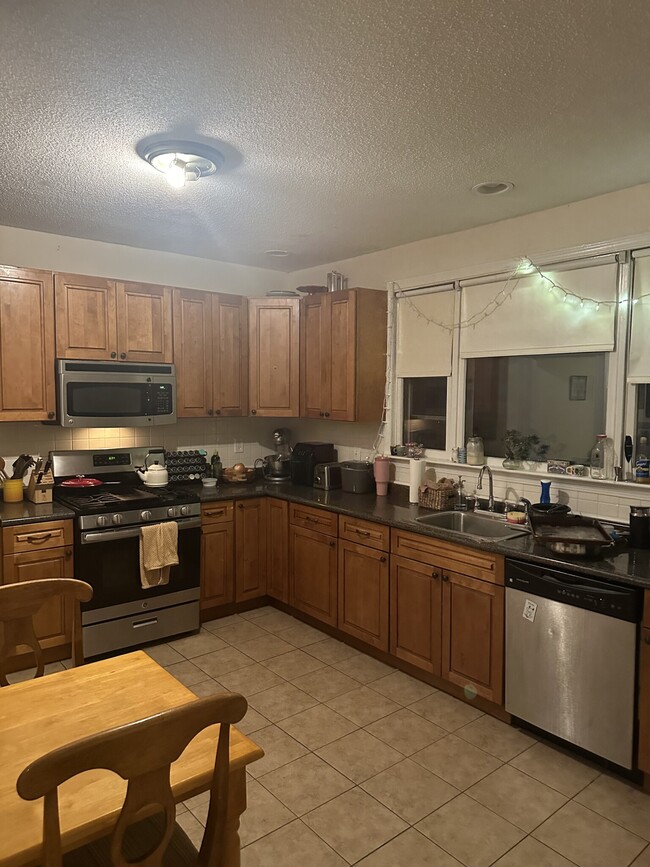 Building Photo - 68 Winchester St Unit 2 Rental
