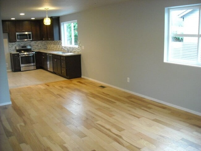 Photo - Charming SE Bungalow 3 Bed 2 Bathroom with Washer & Dryer Unidad #A