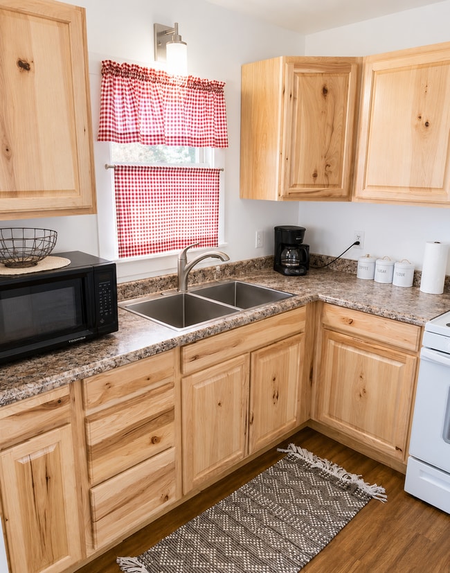 Building Photo - Charming 2 Bed, 1 Bath Home with Fenced Yard & Garage – Prime Location!