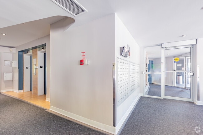 Lobby - Glen Terrace Apartments