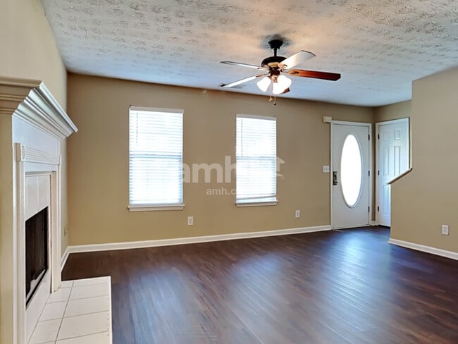 Photo - 685 Oxford Hall Dr SW