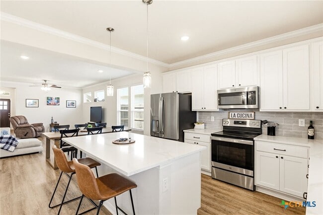 Building Photo - 812 La Parra Bend