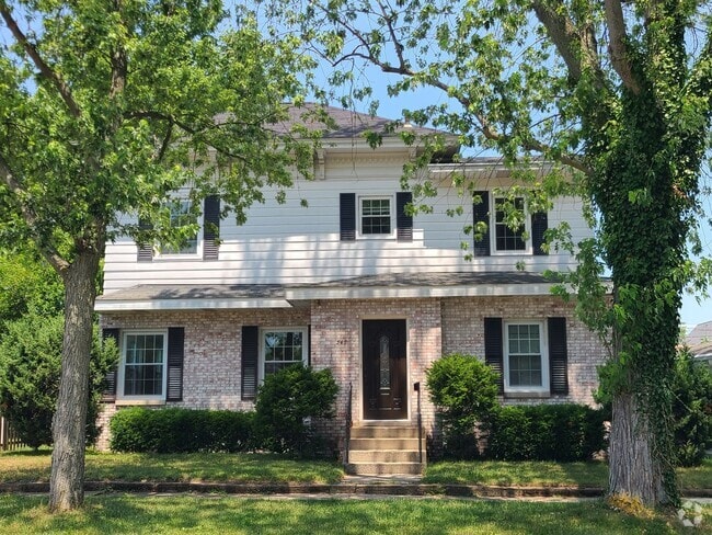 Building Photo - 3-bedroom, 2-bathroom home located in beau...