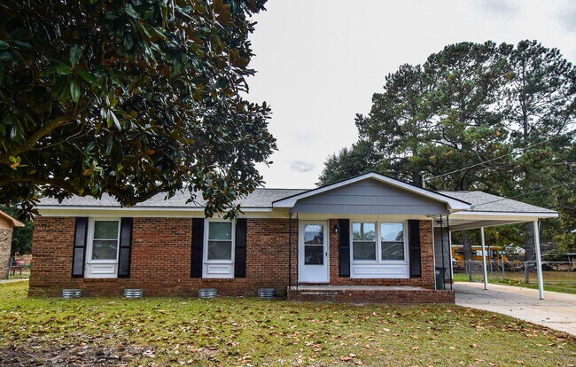 Building Photo - 3 Bedroom 2 Bathroom- Pets Considered