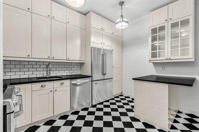 Photo - 112 W 72nd St