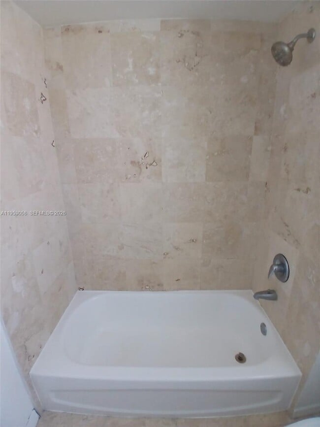 Photo - 425 NE 30th St Unidad Apt 203