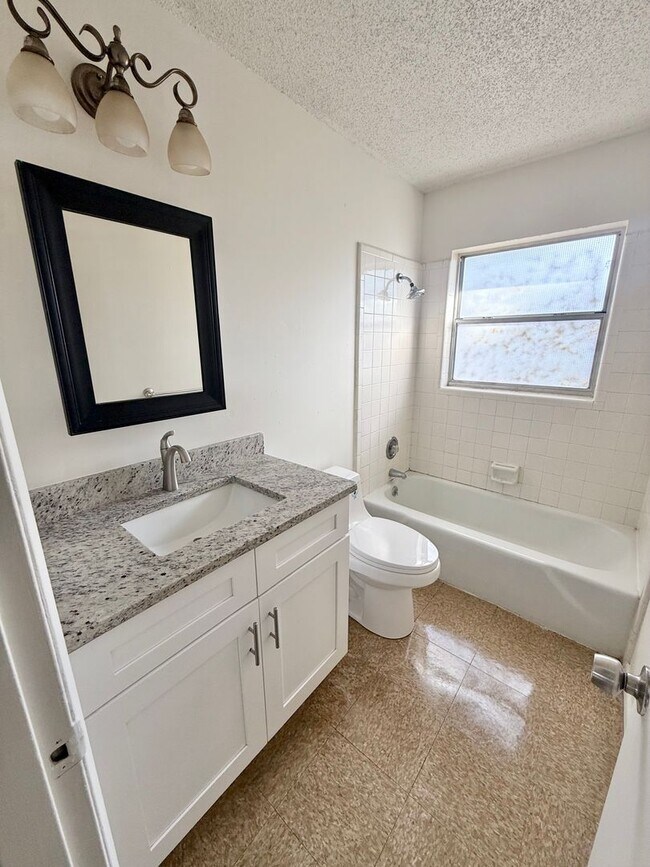 Photo - 2027/2029 Tennyson Unidad 2029