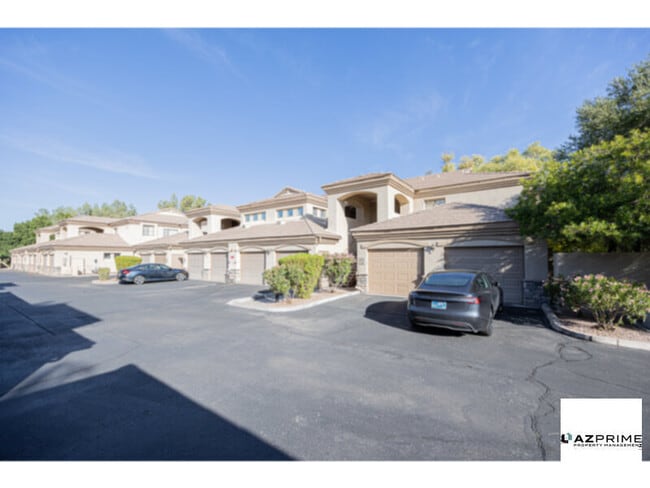 Building Photo - Live in the Lap of Luxury in this Stunning 2/2 Condo in the Heart of Scottsdale!