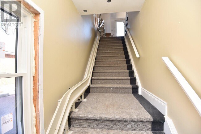 Photo - 284 Wilson St E