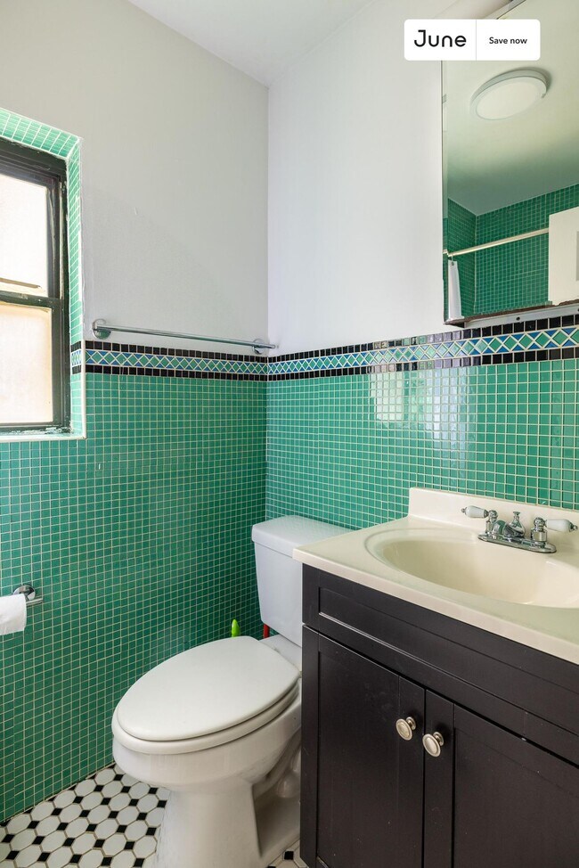 Photo - 611 E 11th St