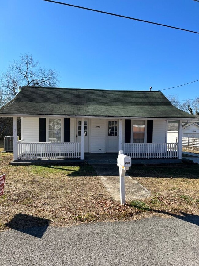 Photo - CUTE WHITE COTTAGE LOCATED IN CLINTON