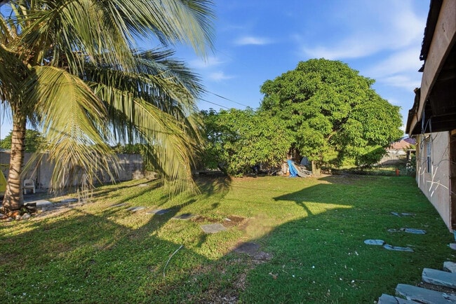 Photo - 561 NE 38th St