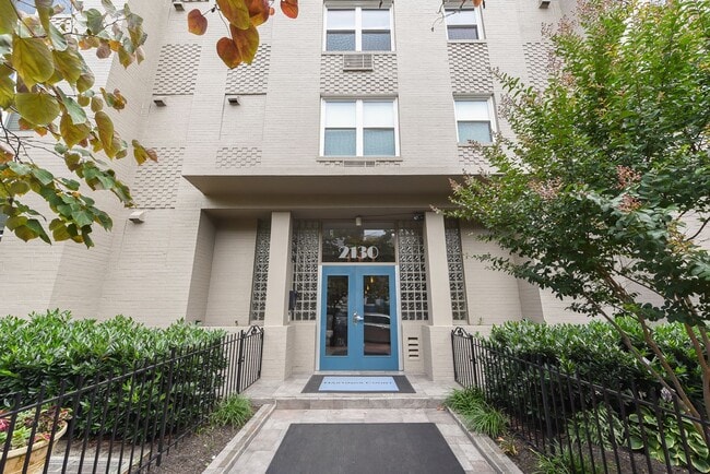 Building Photo - Dupont East Studio Apartment W/Private Roo...